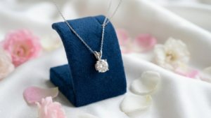 round cut diamond pendant IGI certified lab grown CVD diamond