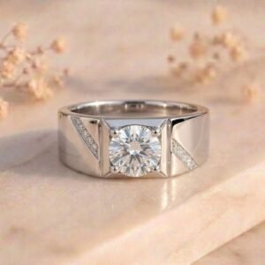 Blade Accent Solitaire Diamond Ring featuring a sleek solitaire lab-grown diamond with sharp blade-inspired accents and a polished modern finish.