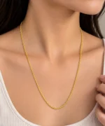 Woman wearing a classic 18K yellow gold chain with a delicate rounded interlinked design
