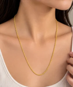 Woman wearing a classic 18K yellow gold chain with a delicate rounded interlinked design
