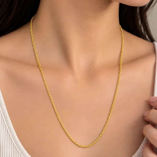 Woman wearing a classic 18K yellow gold chain with a delicate rounded interlinked design